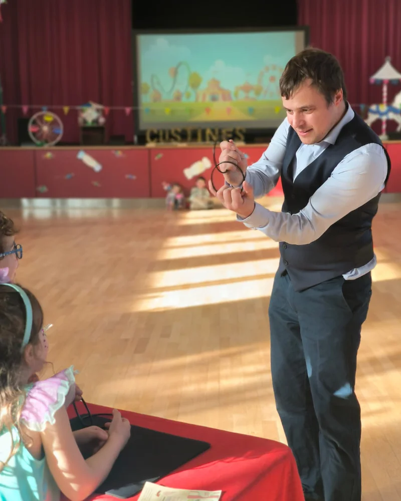 Magicien pour enfants effectuant un tour d'anneaux magiques