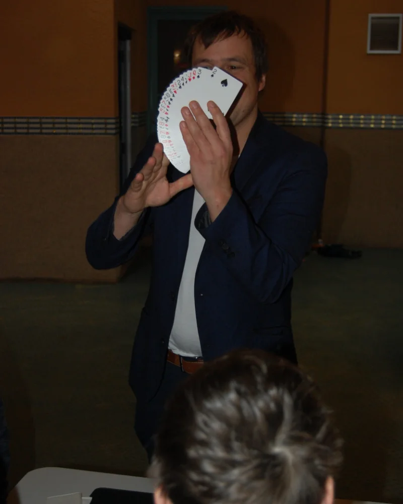 Magicien pour enfant présentant un grand éventail de cartes