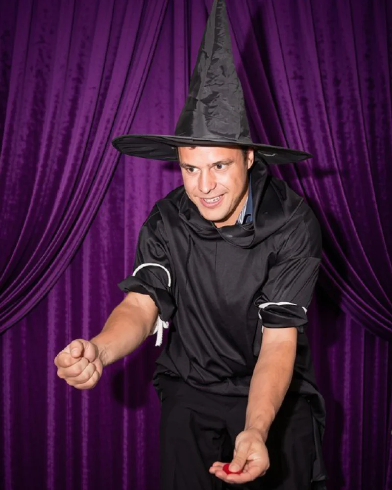Magicien pour enfants à Nancy — Benoît le magicien en costume de sorcier lors d'un spectacle pour enfants.
